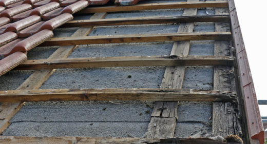 Undichtes Dach: Dachlatten und Konterlatten durch Fäulnis geschädigt